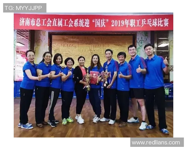 足球明星欢聚一堂举杯庆祝精彩瞬间尽在视频中尽情享受胜利的喜悦与激情