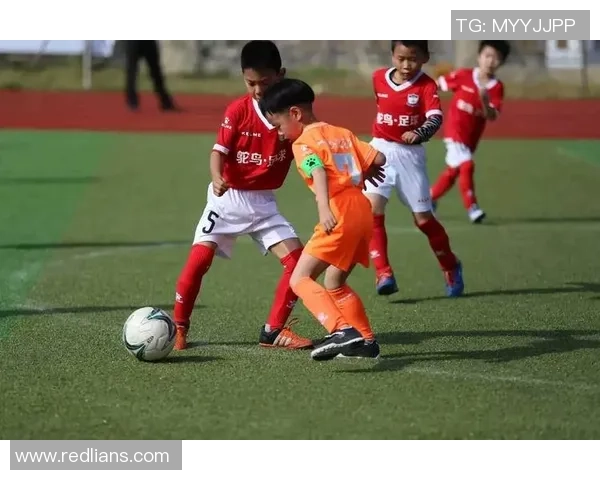 足球明星穿搭白鞋时尚风采尽显的精彩瞬间分享